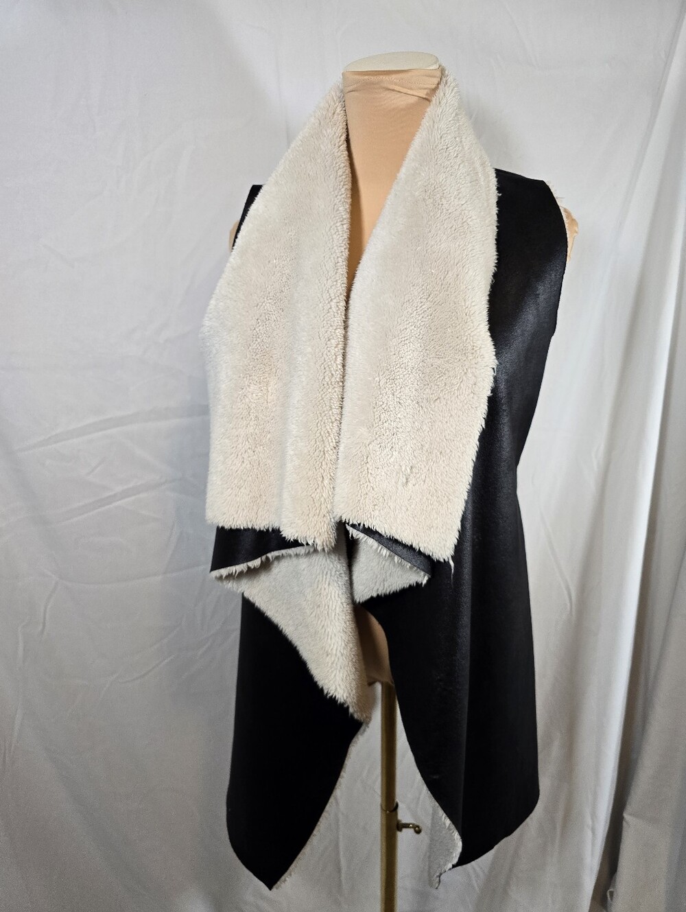 Me Jane Faux Shearling Vest - Black & Cream